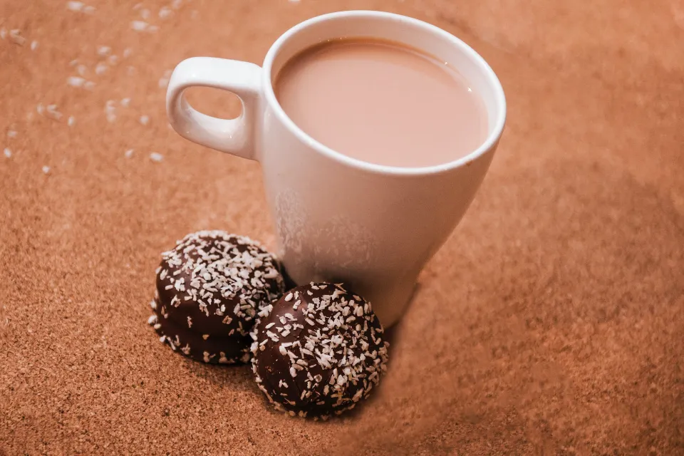 How Long to Microwave Milk for Delicious Hot Chocolate?