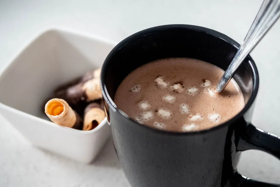 How Long to Microwave Milk for Delicious Hot Chocolate?