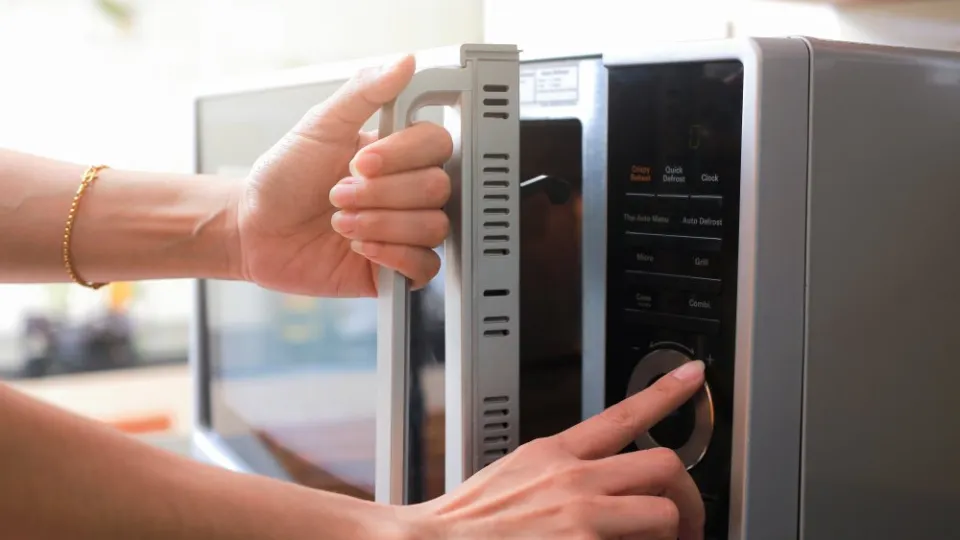 How Long to Defrost in a Microwave - What Temperature Should I Use?