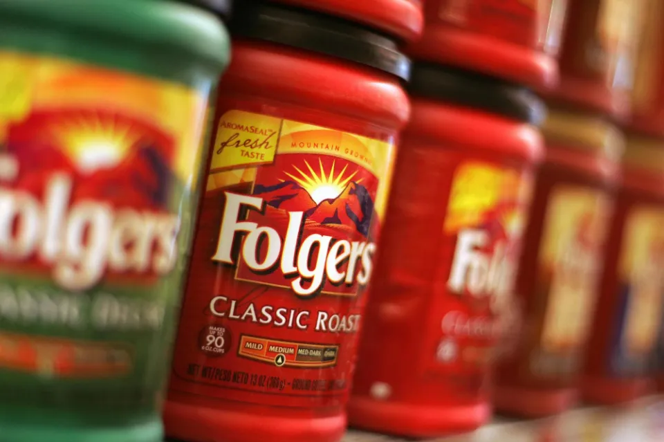 How to Make Folgers Coffee in a Coffee Maker