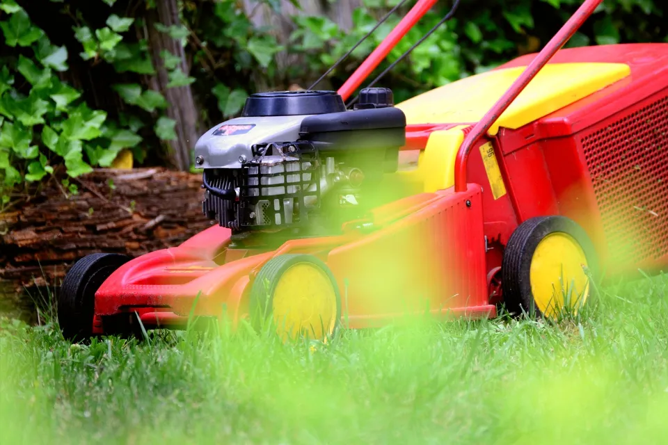 How Long Do Lawn Mower Batteries Last - When to Replace