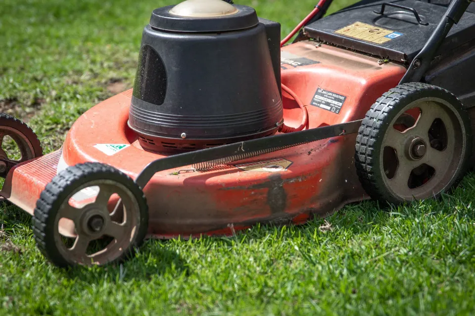 How Long Do Lawn Mower Batteries Last - When to Replace